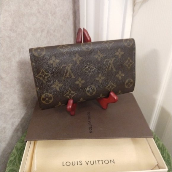 Louis Vuitton Monogram International Wallet - Picture 2 of 14